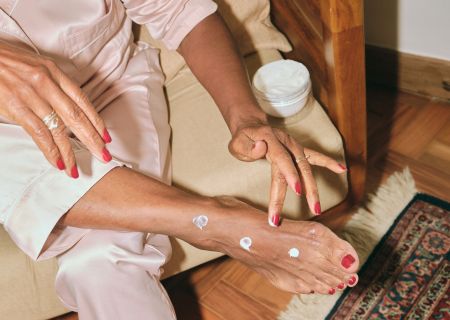hidratación de los pies todos los días a la noche y por el día protección con crema solar